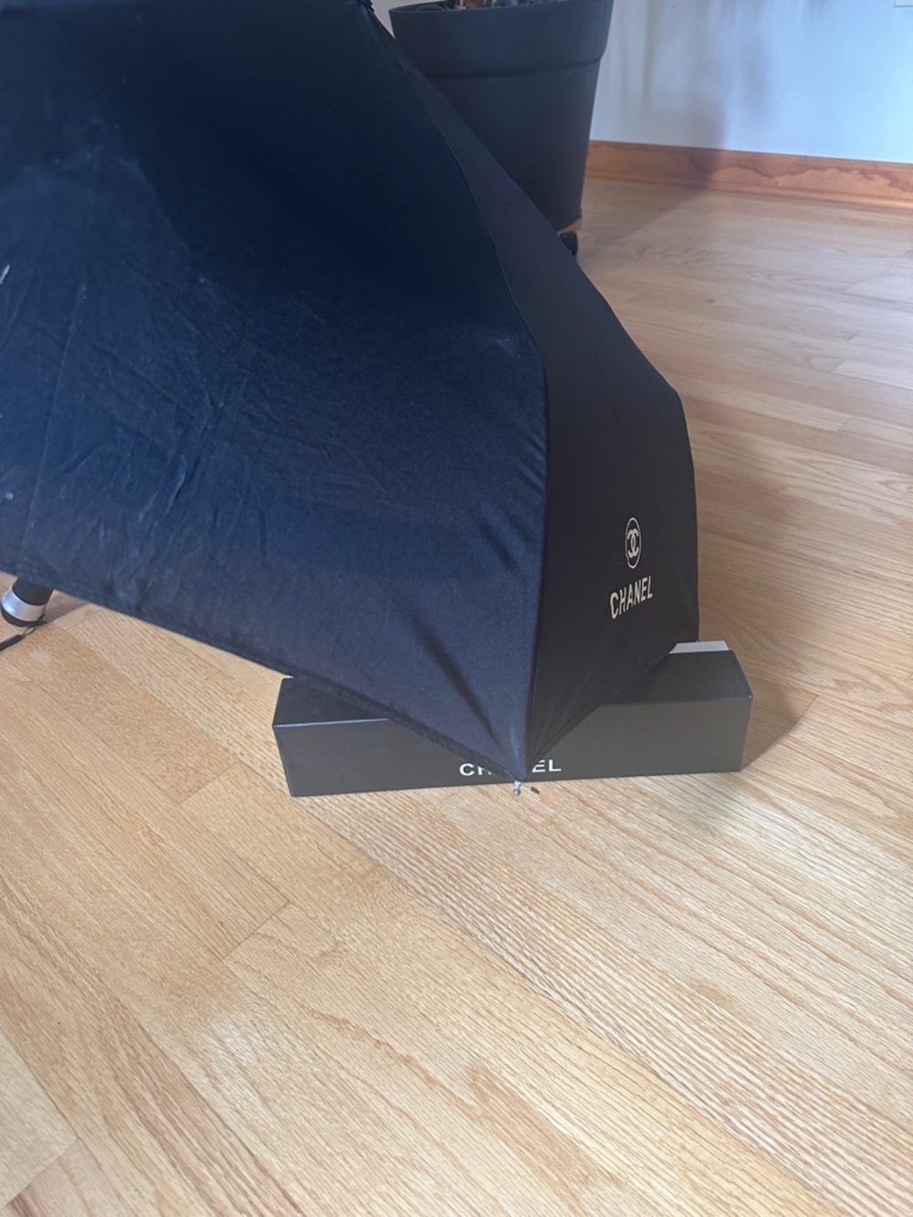 CC Beige & Black Camellia Compact Fashion Umbrella - Picture 6 of 7